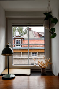 Widok z okna przy biurku - Skos Studio